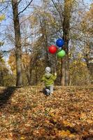 ein Kind mit Luftballons foto