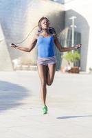 schöne afrikanische Sportfrau Übung und Training, gesundes Lebensstilkonzept. foto