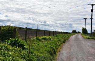 dicke weiße Wolken über Feldern und Straßen foto