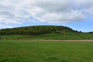 schöne Landschaft mit Feldern und sanften Hügeln foto