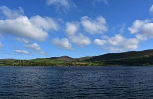 ennerdale wasser umgeben von sanften hügeln im frühling foto