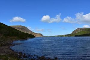 Fells rund um Ennerdale Water in England foto