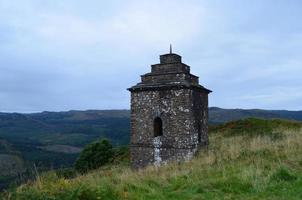 schöner Aussichtsturm auf einem Hügel in Schottland foto