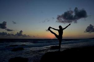Yoga-Toe-Hold-Balance-Pose bei Sonnenaufgang foto
