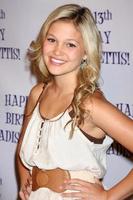 los angeles, 31. juli - olivia holt kommt am 31. juli 2011 zur 13. geburtstagsfeier für madison pettis im eden in los angeles, ca foto