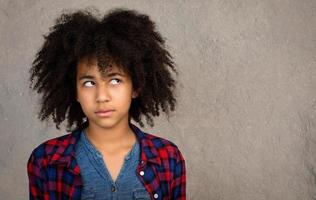 junges junges Mädchen mit Afro-Haar denken foto