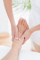 Physiotherapeut macht Fußmassage