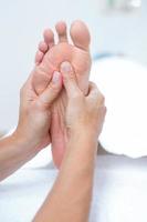 Physiotherapeut macht Fußmassage