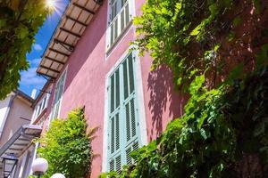 frankreich, französische riviera, malerische alte stadtstraßen von menton im historischen zentrum foto