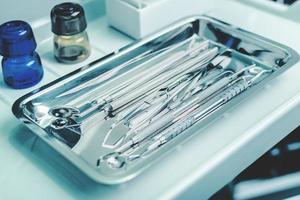 zahnärztliche Werkzeuge in rostfreier Schale in der Zahnarztpraxis foto