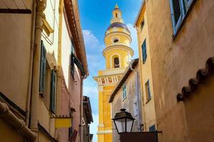 frankreich, französische riviera, malerische alte stadtstraßen von menton im historischen zentrum foto