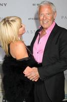 los angeles, 14. dezember - suzanne somers, alan hamel bei der passagierpremiere im village theater am 14. dezember 2016 in westwood, ca foto