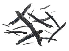 Trockene, verdrehte Blätter von Kuding-Tee schweben auf weißem Hintergrund foto