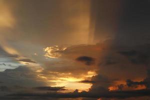 bunter dramatischer himmel mit wolken bei sonnenuntergang. Sonnenuntergang im See foto