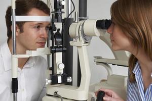 Mann mit Sehtest beim Optiker