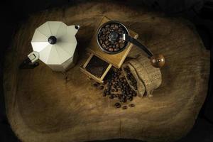 kaffeeset mit moka-kanne und mühle auf dem alten holzboden. Weicher Fokus. foto
