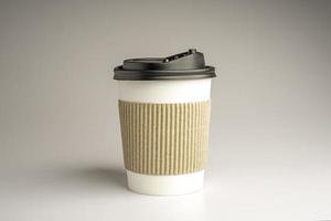 Kaffeetasse aus Papier auf grauem Hintergrund foto