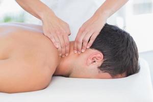 Physiotherapeutin, die ihrer Patientin eine Nackenmassage macht