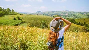 asiatische frauen reisen reisfelder grün auf den bergen im urlaub. glücklich und genießen eine schöne Natur. Reisfelder golden. Sommer foto