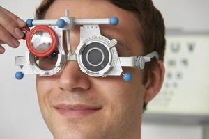 Mann mit Sehtest beim Augenoptiker