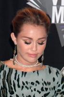 los angeles, 28. aug - miley cyrus kommt bei den mtv video music awards 2011 im la live am 28. august 2011 in los angeles, ca. an foto