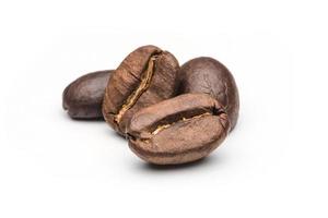 Satz von frisch gerösteten Kaffeebohnen isoliert auf weißem Hintergrund. Kaffeebohnen Nahaufnahme Espresso dunkel foto