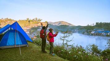 Reisen, Camping im Winter, Erholung im Freien, romantische Paare. foto