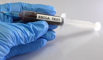 Blutprobe von Ebola auf einer Spritze
