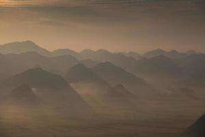 Gelbes Rapsblumenfeld in Luoping, China foto