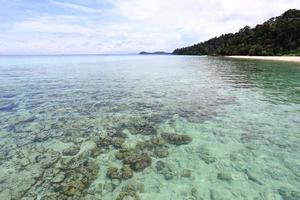 schönes meer und strand auf tropischer insel foto