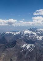 Himalaya-Berge unter Wolken foto