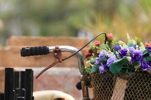 der Fahrradkorb mit Rosen foto