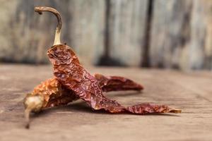 Nahaufnahme des getrockneten Chilis auf dem Holz foto