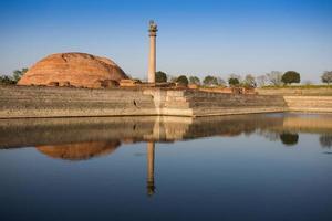 Ananda Stupa und Ashoka-Säule foto