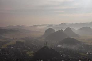 Gelbes Rapsblumenfeld in Luoping, China foto