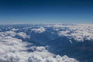 Himalaya-Berge unter Wolken foto