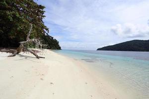 schöner tropischer Strand und Himmel foto