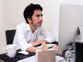 Männlicher Architekt, der mit Laptop im Büro arbeitet foto