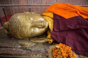 liegende goldene Buddha-Statue foto