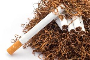 Tabakstapel und Zigaretten foto
