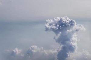 Wolken und blauer Himmel vom Flugzeug aus gesehen foto