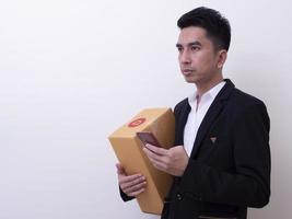 Spediteur junger asiatischer Mann, der Karton hält foto
