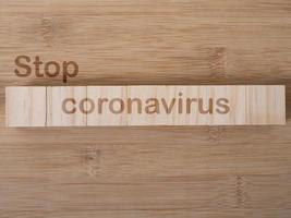 stoppen sie das coronavirus-wort, das auf holzblock geschrieben ist. Stoppen Sie Coronavirus-Text auf Holztisch für Ihr Desing, Draufsicht des Konzepts foto
