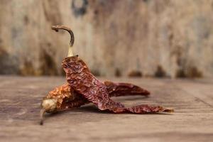 Nahaufnahme des getrockneten Chilis auf dem Holz foto