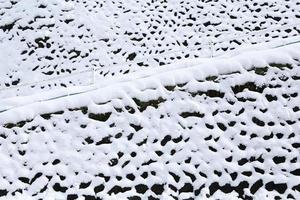 mit Schnee bedeckte Steinmauer i foto
