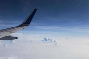 Blick auf Wolken aus einem Flugzeugfenster foto