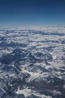 Himalaya-Berge unter Wolken foto