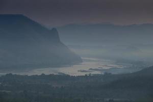 Nebel und Wolke Gebirgstal Sonnenaufgang Landschaft foto