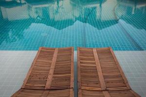 Design-Interieur des Swimmingpools im Freien foto