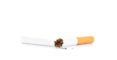 Welt kein Tabak Tag: gebrochene Zigarette isoliert auf weiß